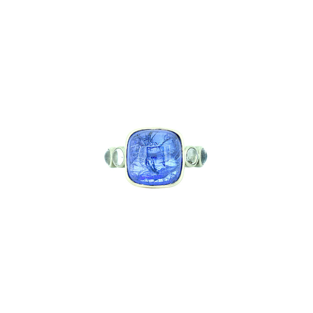 18 Karat White Gold ring with Tanzanite Cabochon and 4 Round Moonstones