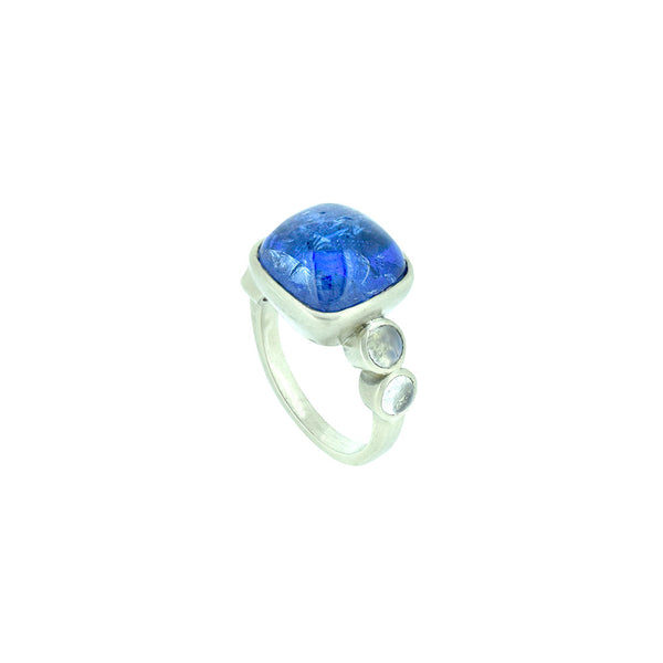 18 Karat White Gold ring with Tanzanite Cabochon and 4 Round Moonstones