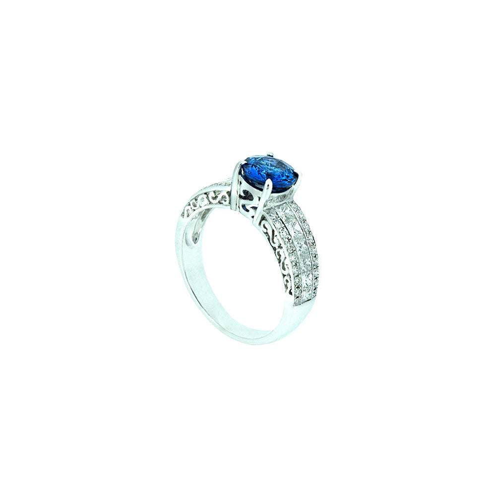 18 Karat White Gold Ring with Ceylon Sapphire and Diamonds